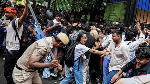 जब जब मोदी डरता है, पुलिस को आगे करता है।